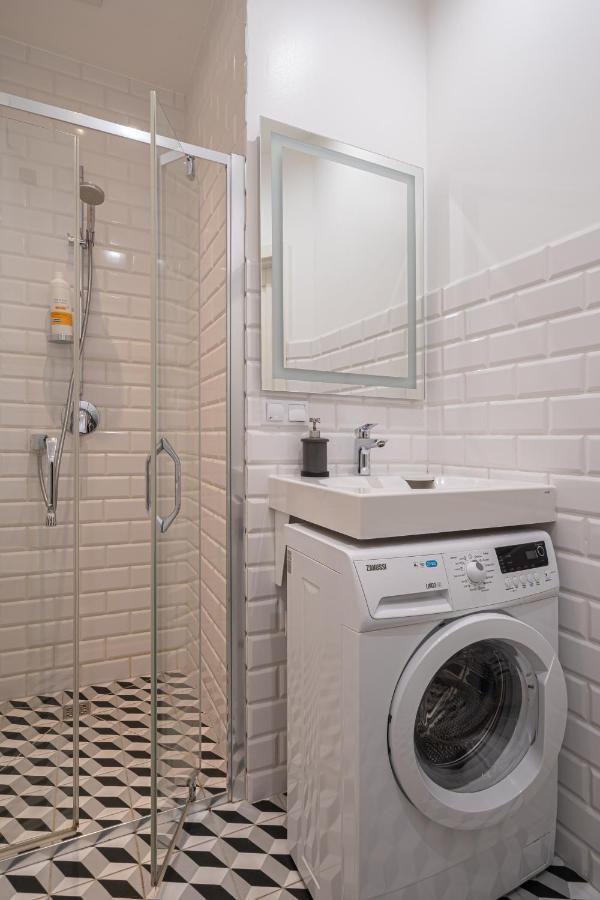 Stylish Studio Close To City Center, Cafes & Parks & Local Dining Riga Exterior photo